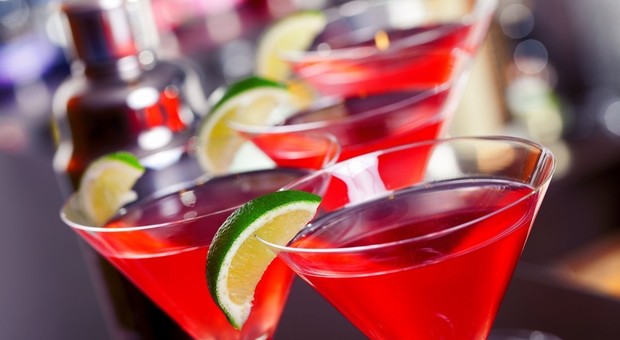 Birra, vino, gin e vodka: bar svaligiato nel Napoletano dai ladri di alcolici