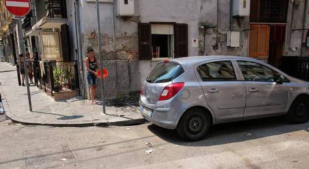 Napoli, giovane trovata in strada agonizzante: forse è stata investita da un'auto