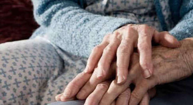 Gioco erotico finisce male, muore soffocata a 91 anni: arrestato il vicino