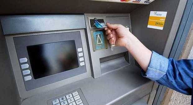 L'onesto cittadino ha restituito i soldi trovati al bancomat