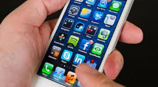 iPhone, brevetto Apple: il cellulare scopre se il possessore sta male o è aggredito