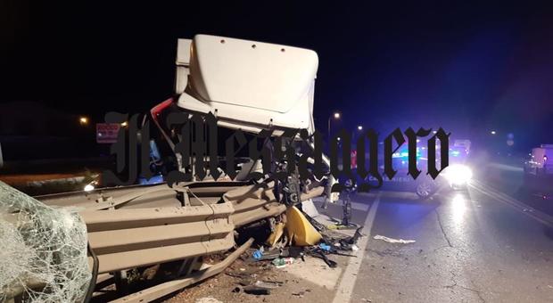 Camion sbatte contro il guard rail sulla Pontina: piede amputato all'autista nella notte a Latina
