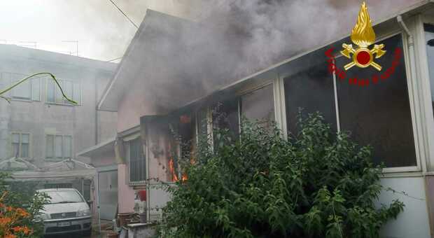 Va a fuoco la veranda, il proprietario resta ustionato. I pompieri salvano il suo cane, intrappolato nel fumo