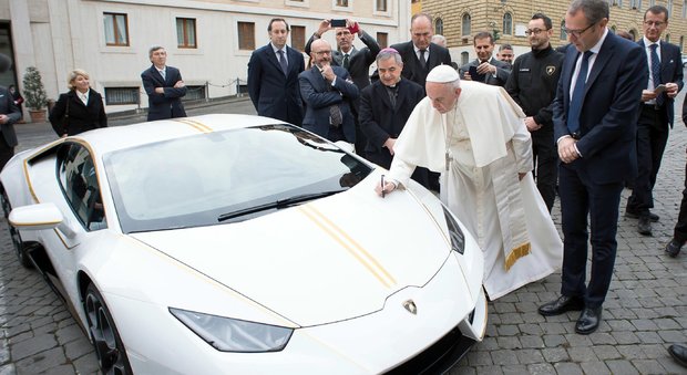 Il Papa firma l'Huracan, al suo fianco Stefano Domenicali, ad della Lamborghini