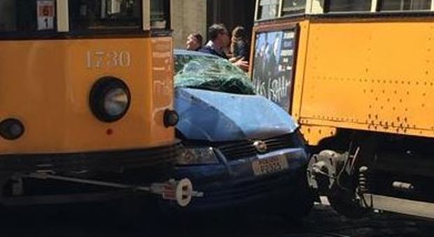 Milano, tentano un sorpasso: auto della polizia resta incastrata tra due tram
