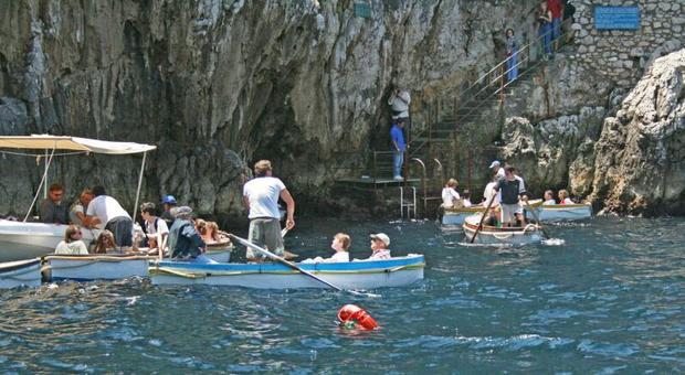 Capri, i barcaioli arrivano in ritardo alla Grotta azzurra: undici denunciati