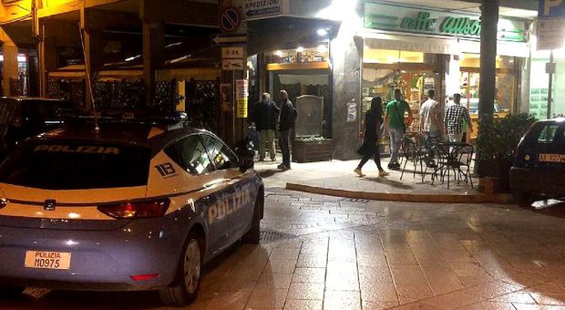 Due banditi armati irrompono in centro: colpo al bar Ausonia