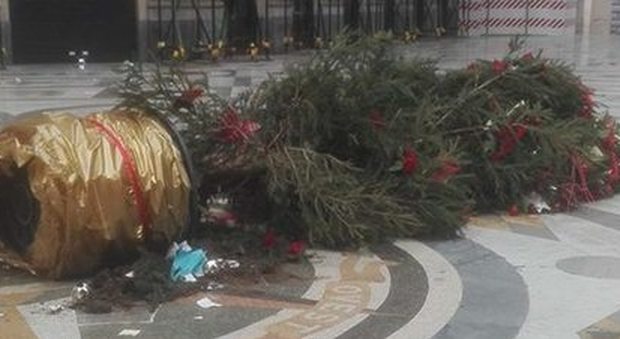Albero di Natale abbattuto, l'ira di Bassolino: «Restituire la Galleria alla vita civile»