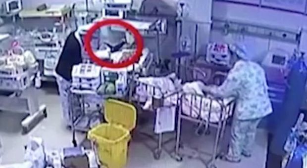 Neonato ustionato dal phon dell'infermiera, i medici costretti ad amputargli una gamba Video
