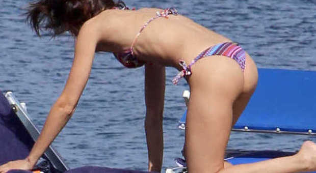 Anna Safroncik sirenetta in bikini a Ischia col fidanzato Paolo
