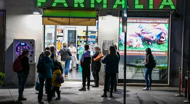 Roma, allarme farmacie notturne: sono dimezzate e ne restano solo 35