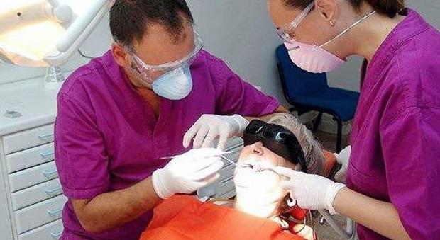 Infarto sulla poltrona del dentista il medico la rianima e la salva