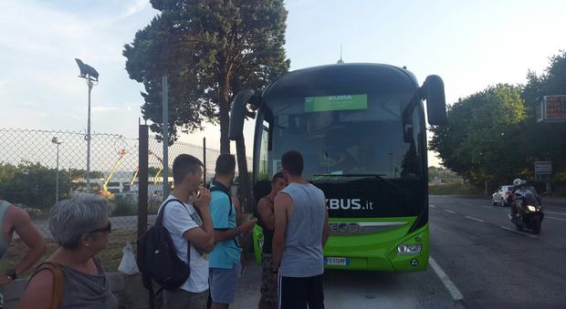 Il bus si rompe all'altezza di Pesaro Tutti fermi tre ore in autostrada
