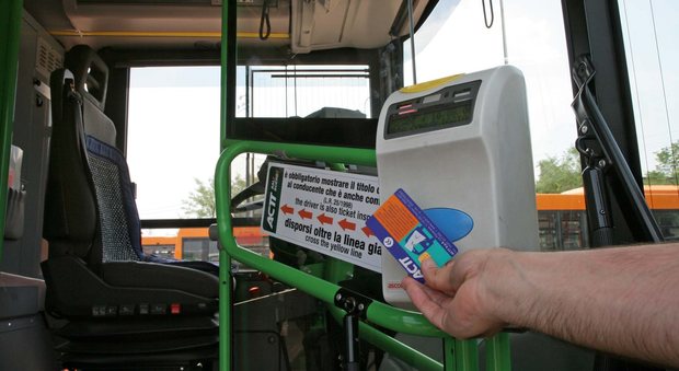 Pugni e insulti al controllore sul bus: «Razzista, io non pago il biglietto»