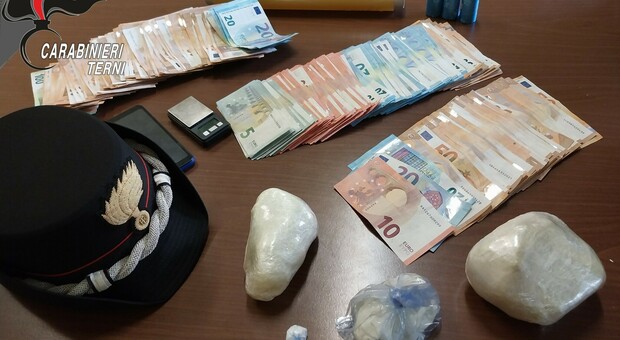 Nascondeva mezzo chilo di cocaina sotterrano nel suo giardino e 15 mila euro in contanti, arrestato boss della droga