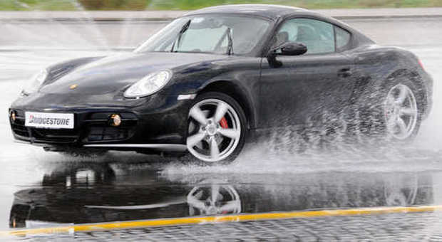 Una Porsche sulla pista prove della Bridgestone ad Aprilia