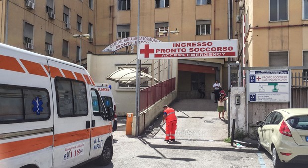 Napoli, straniero aggredito, una maschera di sangue: corsa in ospedale