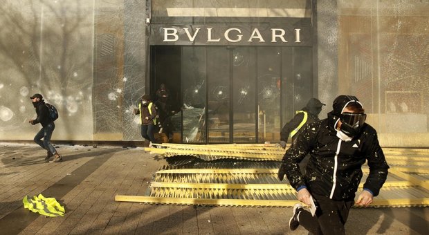 Gilet gialli, il colpo grosso dell'assalto a Bulgari: non black bloc ma ladri professionisti