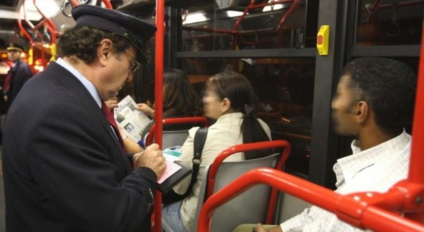 Roma, controlli sui bus: 17mila i “portoghesi” multati a luglio