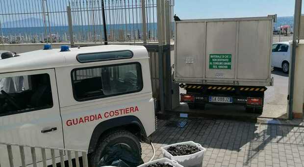 Pescano illegalmente 400 chili di cozze, la Capitaneria li multa di 4.000 euro