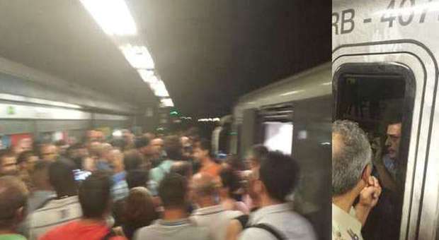 Metro B in tilt, treno bloccato a Tiburtina: macchinista chiama l'esercito per difendersi dal linciaggio