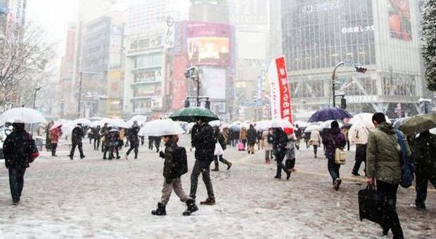 Giappone sotto la tempesta di neve a Tokyo 7 morti e oltre mille feriti