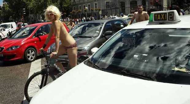 Nudi in bicicletta contro l'uso delle auto: protesta a Madrid