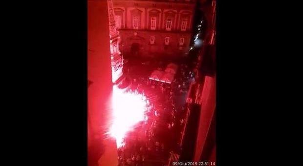 Napoli, piazza San Domenico: tornano i fumogeni rossi e le proteste dei residenti