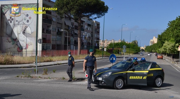 Napoli, controlli a Barra e Poggioreale 13 denunce per droga e contrabbando