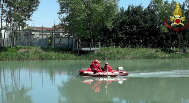 Verona, canoa con 2 persone si rovescia: uomo si tuffa per salvarle, ma una è morta e l'altra è in gravi condizioni