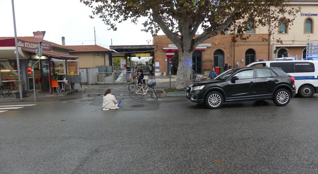Seduta a terra la ciclista investita dall'auto. Fano, auto urta una bicicletta nella rotatoria: donna cade a terra e finisce all'ospedale