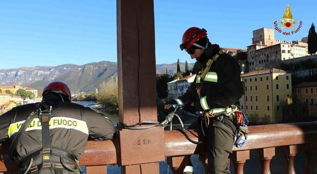 Fasce sui pali, i vigili del fuoco mettono in sicurezza il ponte