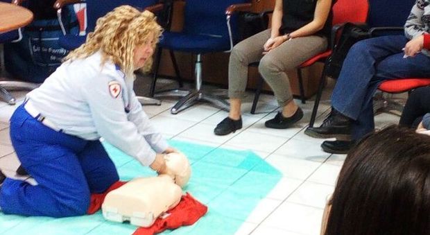 Bimbo di 18 mesi ingoia plastica alla cena tra amici: salvato da volontaria della Croce Rossa