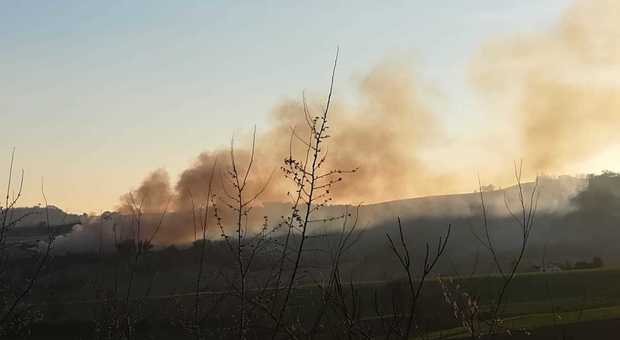 Tavullia, rifiuti in fiamme: allarme incendio alla discarica di Ca' Asprete