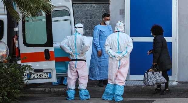Covid a Napoli, la Procura indaga sul caro ambulanze: scoperto deposito abusivo