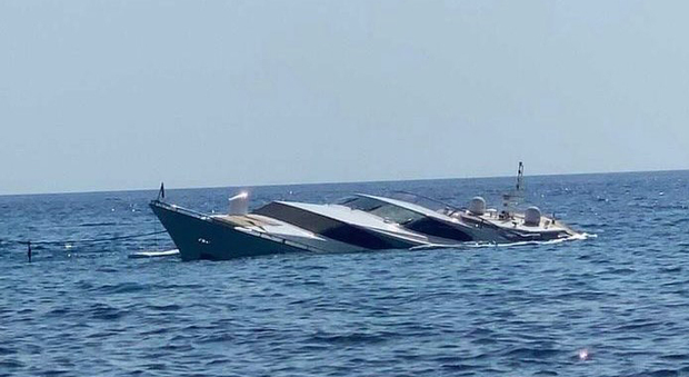 Ponza, scontro con una motocisterna al largo: yacht di 20 metri semiaffondato