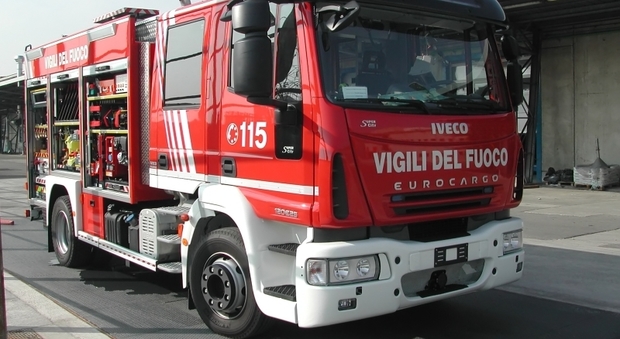 Roma, a fuoco un appartamento, evacuato il palazzo: salvate 10 persone