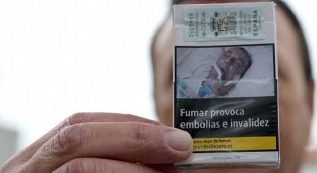 "Le sigarette non c'entrano, mi hanno usato per la foto sui pacchetti": la denuncia