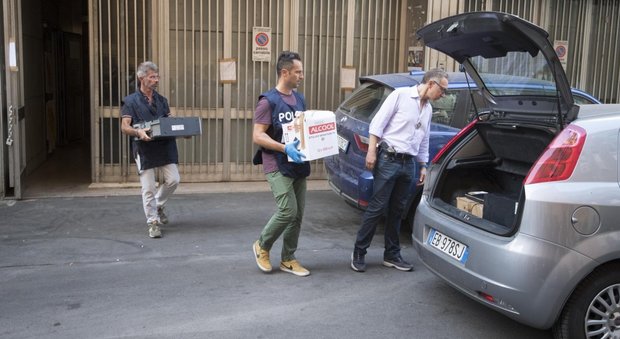Roma, così agiva il racket nel palazzo occupato: il traffico di documenti falsi