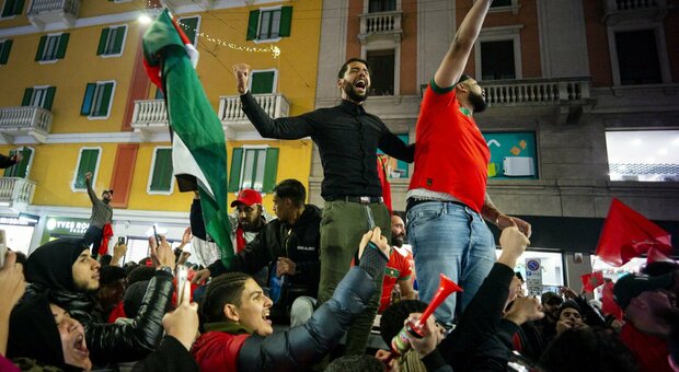 I tifosi marocchini come i giapponesi: puliscono la piazza dopo la festa. Il buon esempio a La Spezia
