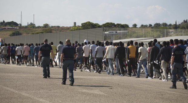 Migranti, scafisti incastrati da un video: cinque arresti