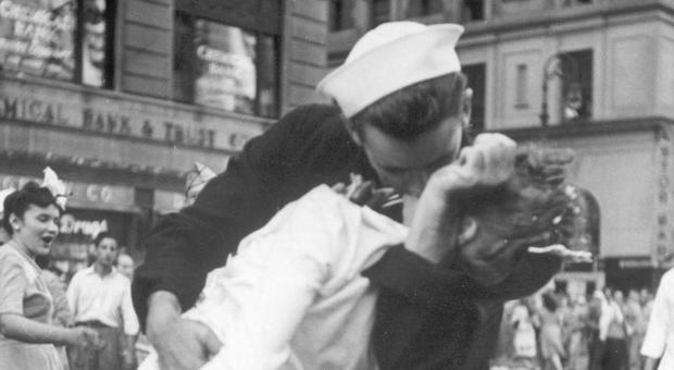 Morto a 95 anni il marinaio che baciava l'infermiera nella foto più famosa del Novecento: ecco chi era