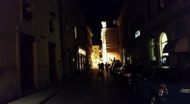 Rieti, le vie del centro storico sono al buio Casa Pound denuncia: atti osceni di un rifugiato
