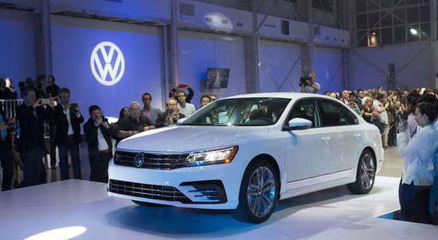 Volkswagen,tonfo in Borsa: -20%. La Francia chiede un'inchiesta. "11 milioni di auto con il software truccato"