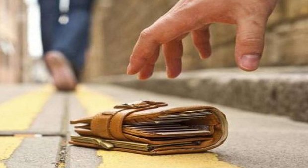 Anziana ritrova un portafogli con mille euro e lo restituisce. Poi quel gesto inaspettato