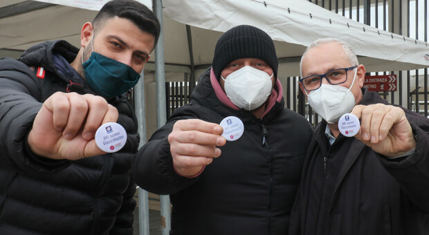Covid, stop alle vaccinazioni a Napoli in attesa del taglio di dosi Pfizer