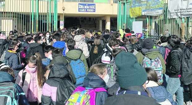 Covid a Napoli, la scuola in zona rossa: 200mila alunni in attesa dei nuovi turni
