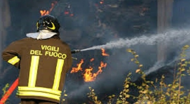 Ancona, vigile del fuoco muore mentre spegne incendio in ex capannone Fiat