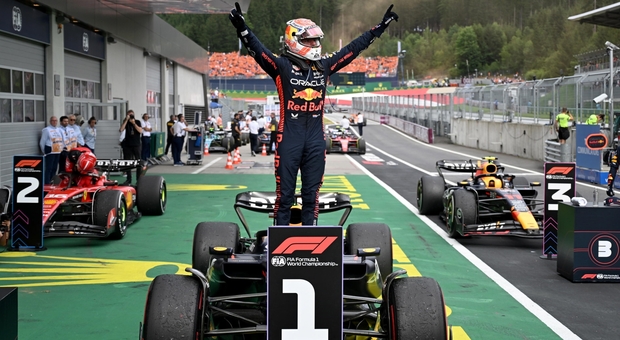 Il cannibale Max Verstappen festeggia sulla sua Red Bull dopo le vittoria nella gara lunga del GP d'Austria 2023