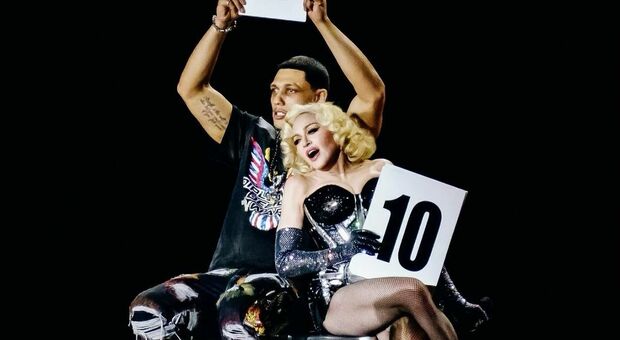 Madonna col nuovo toyboy Josh Popper sul palco a New York: bacio appassionato davanti a migliaia di fan